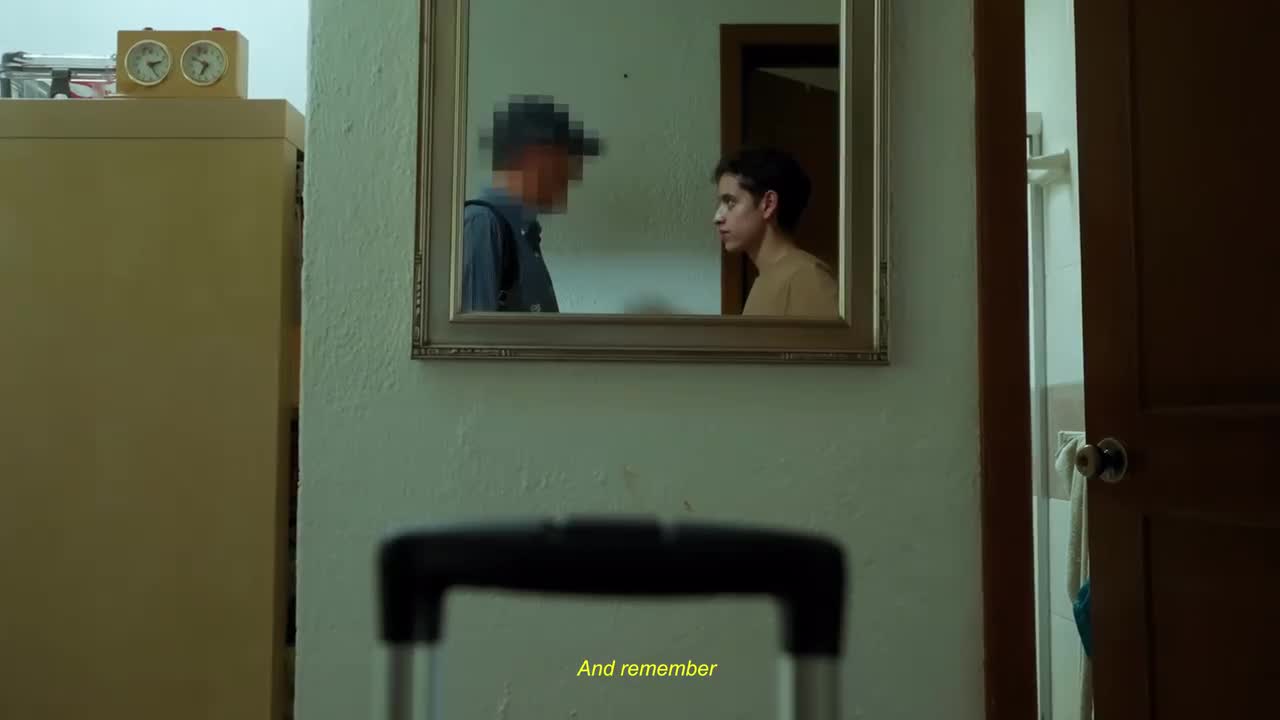 “父母不在家时，我在房间里喷漆画画！”Spray Painting my Room While my Parents are Away!