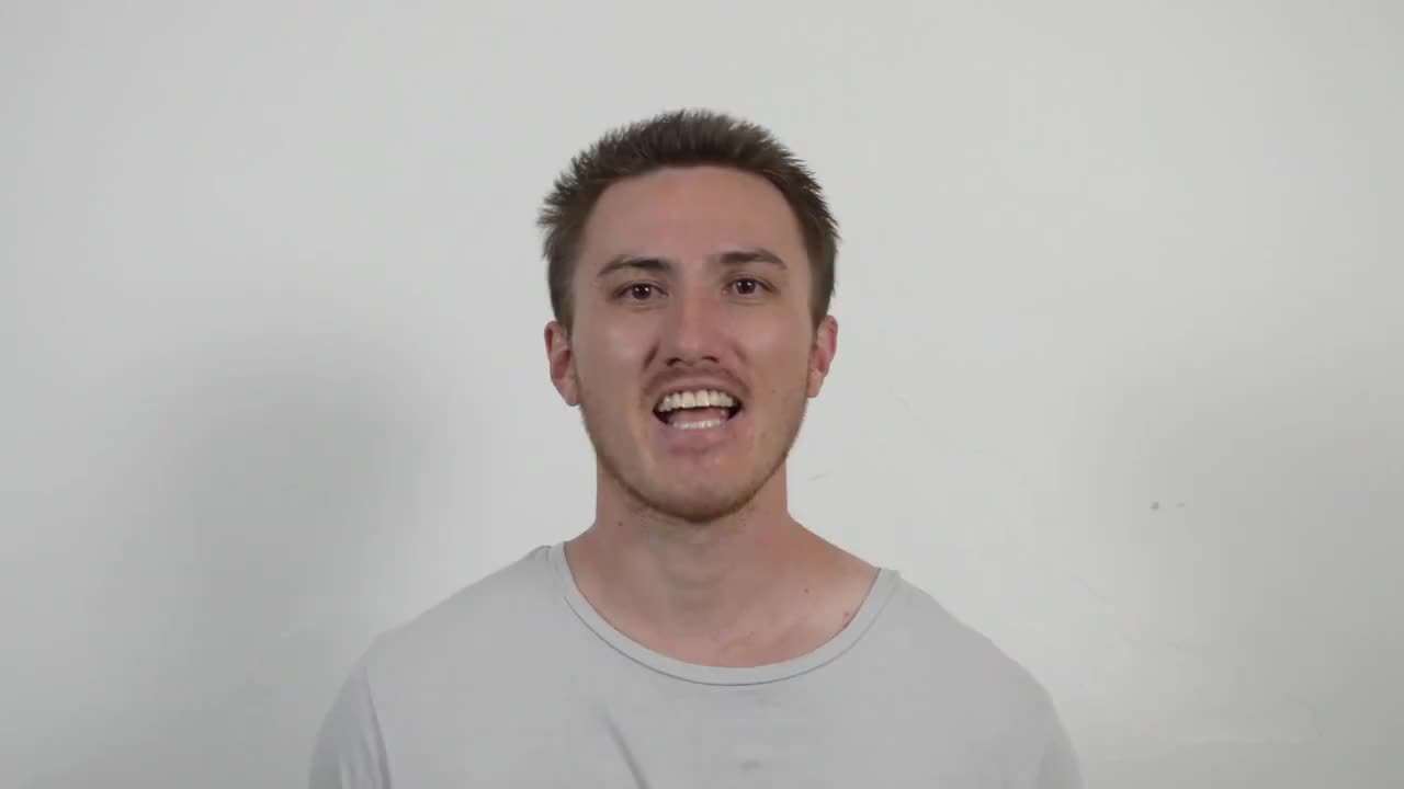 用英语聊如何在各种超市购物，以及不同超市的特点。