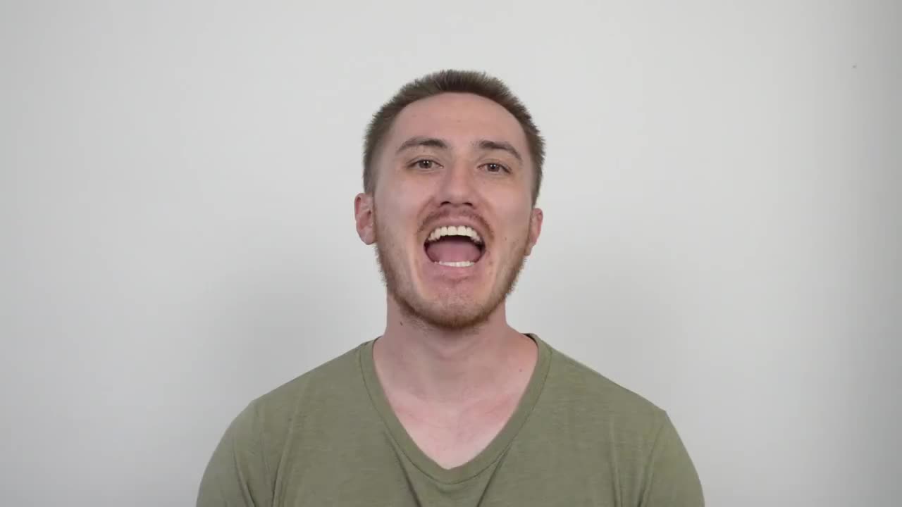 用英语聊各种技术的发展历程，包括电脑、手机和互联网。