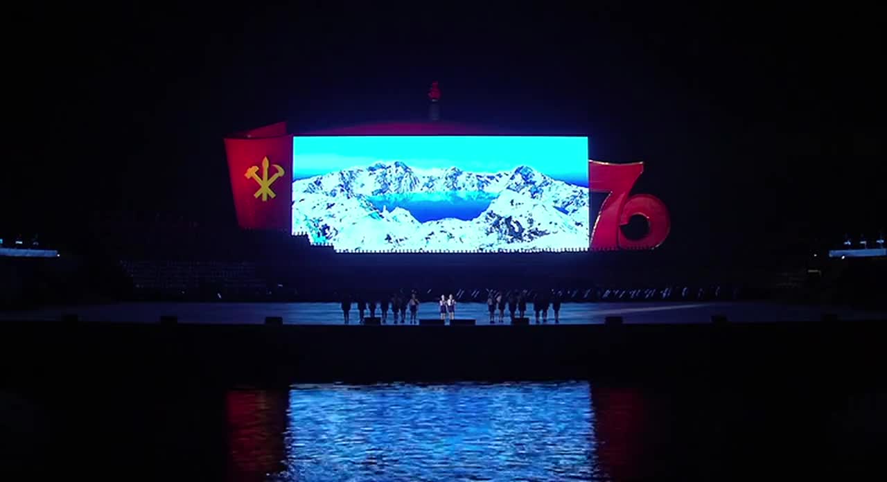 2015建党节万人演出童声领唱版本