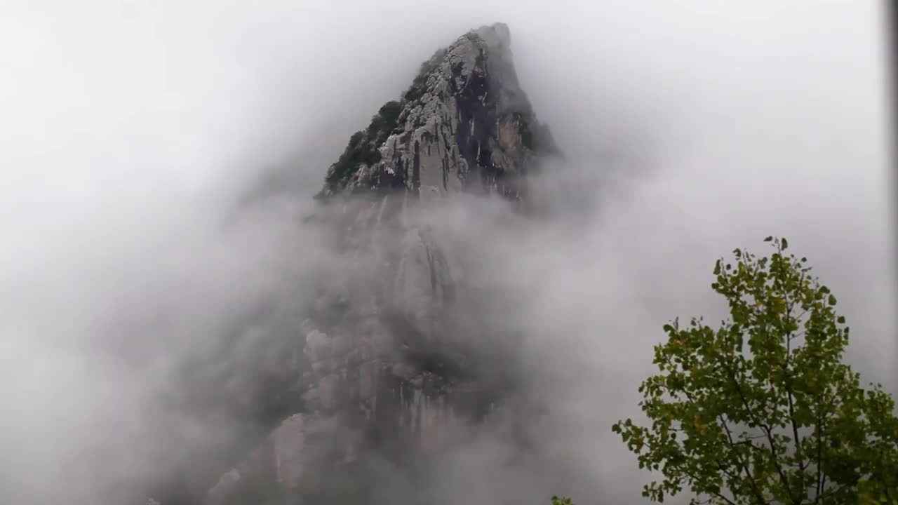 高耸入云的孤峰 #1192