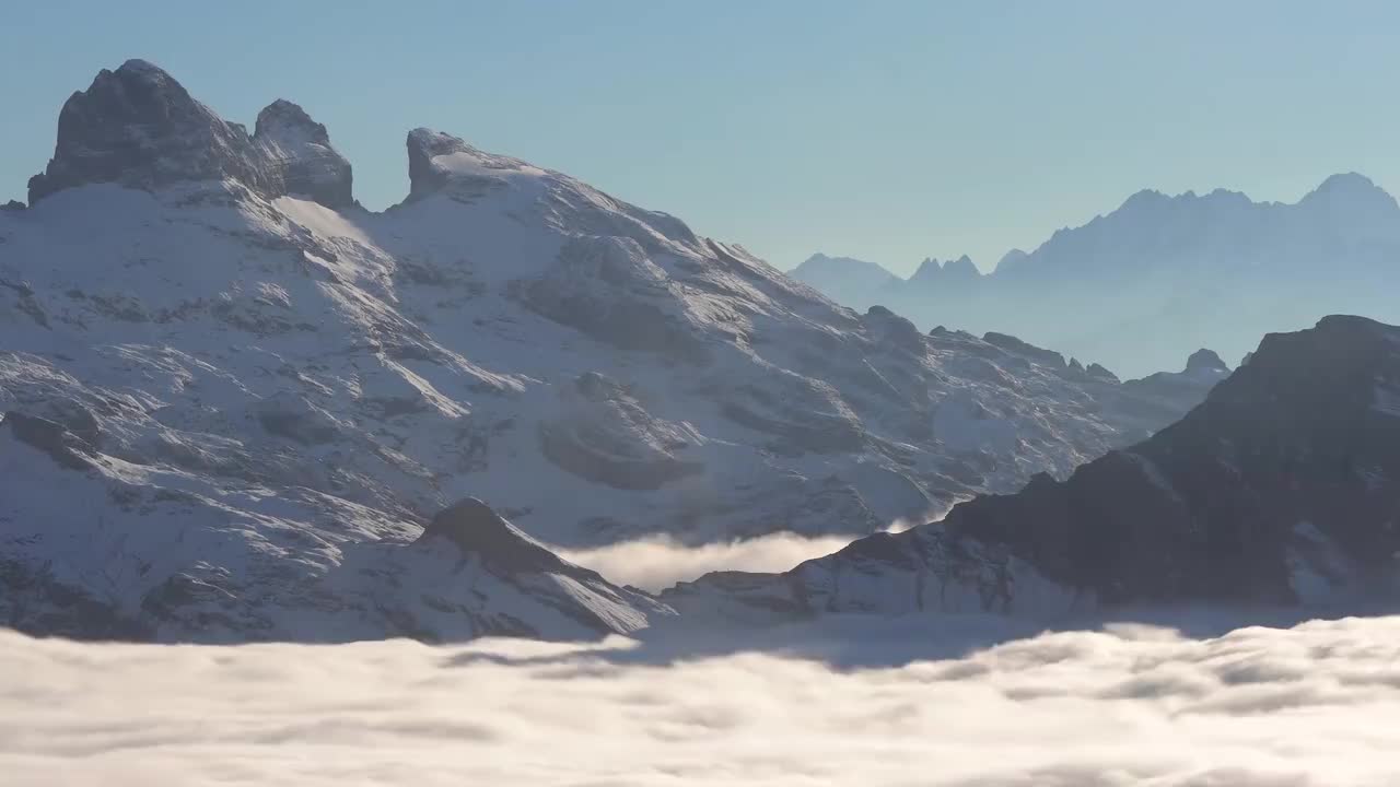 云海上的雪山 #1431