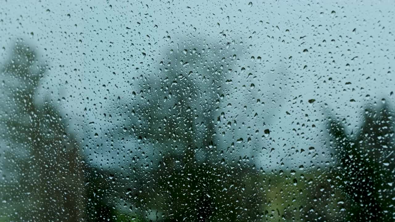 雨天玻璃上的水珠 #0955