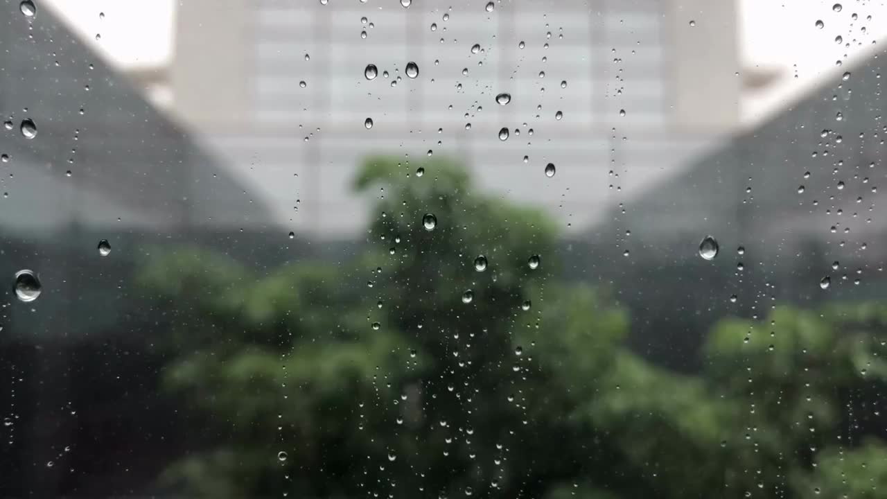 雨天玻璃上的水珠 #0950
