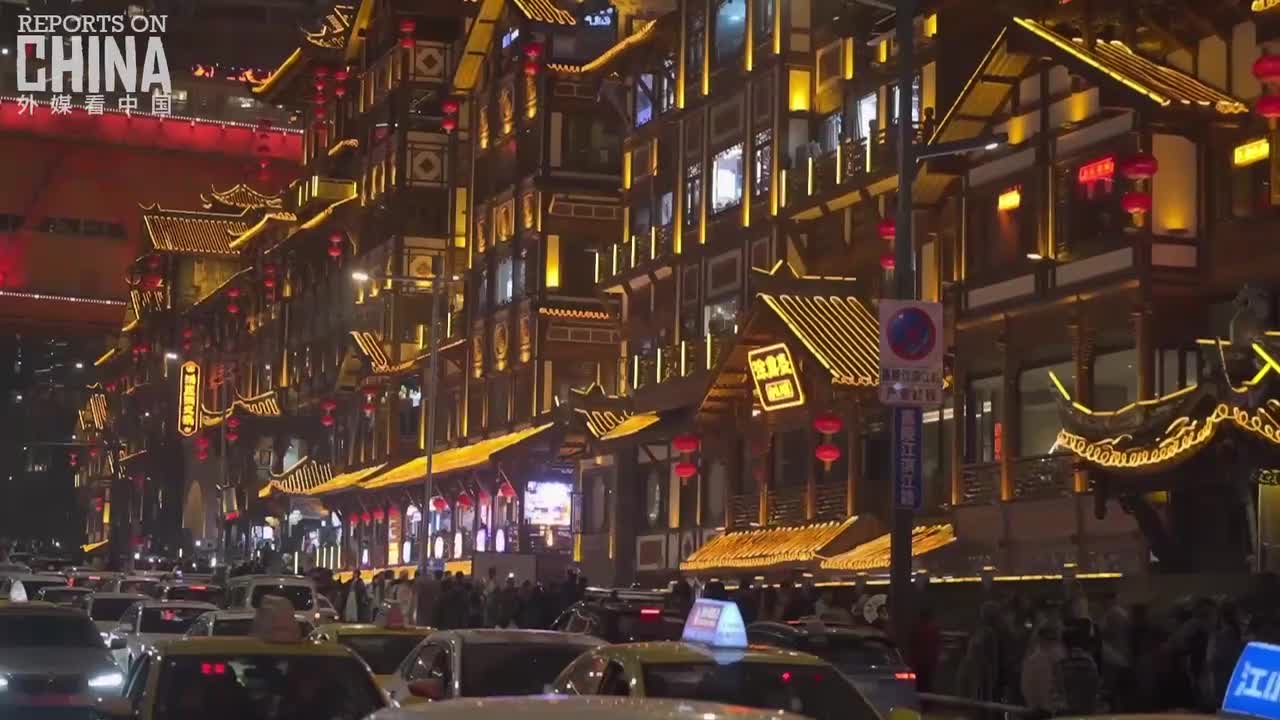 《重庆：老外实地体验赛博庞克》