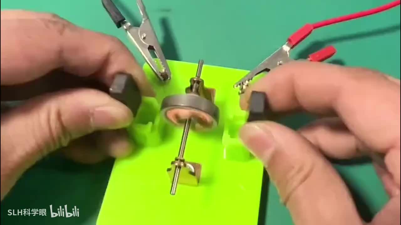 改变转子的转动速度和方向