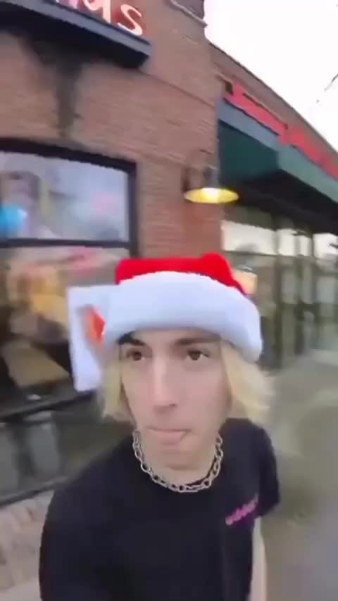 戴着圣诞帽就可以随便拿火腿