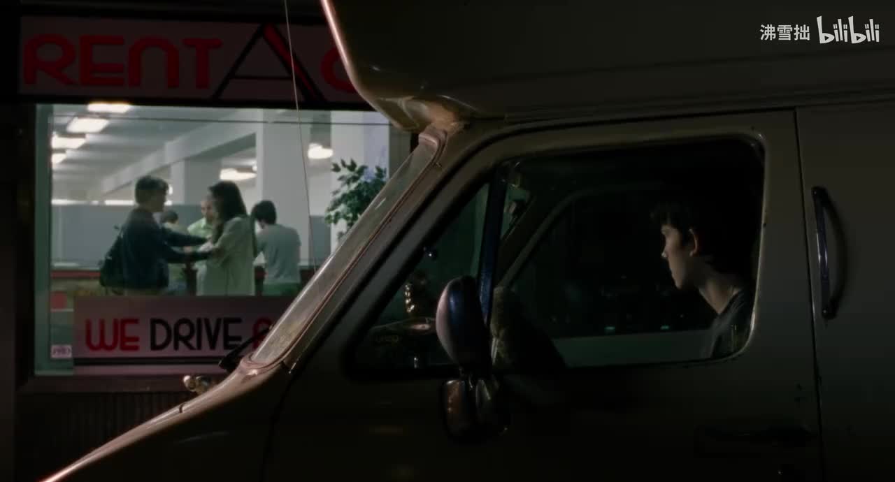 27-1【灰色T恤】在车上等伊莱扎和约翰尼告别