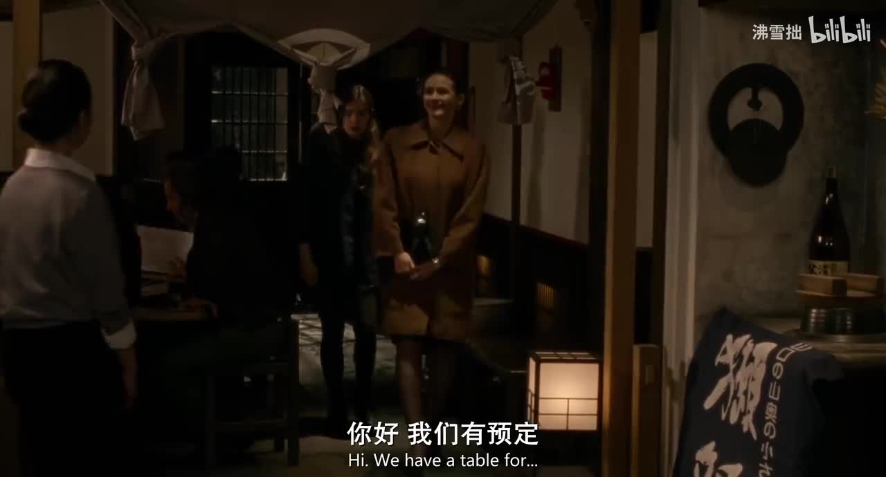 10-2【灰色圆领衫斜长刘海】与戴安娜、伊莱扎见面，一起吃晚餐