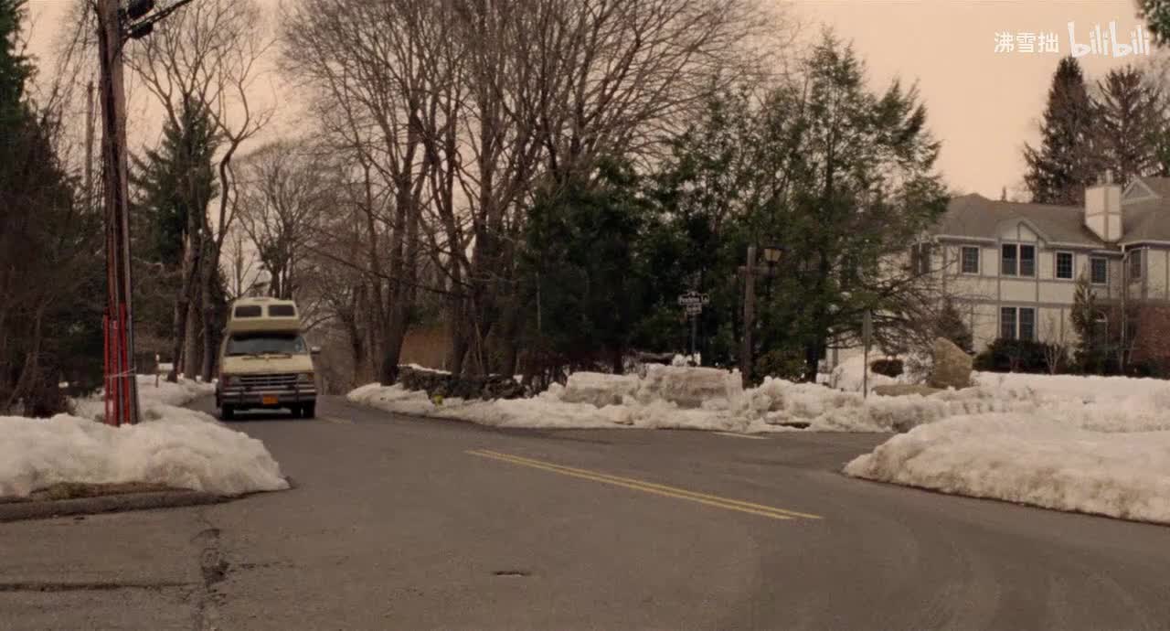 8-1【茶色羽绒服斜长刘海黑色帽子】托腮在车上看着窗外