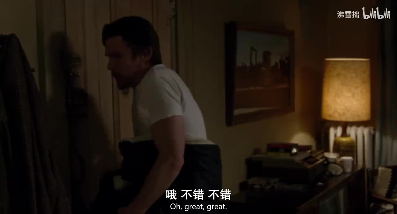 21-4【灰色T恤】伊莱扎和爸爸在讨论未来怎么办 在床上偷听的几个镜头