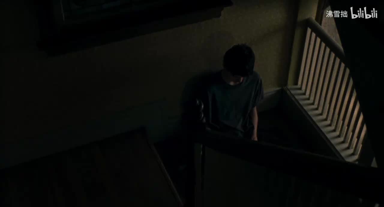 26-1【灰色T恤】坐在楼梯上 和伊莱扎聊天 聊到泰迪今天十八岁生日