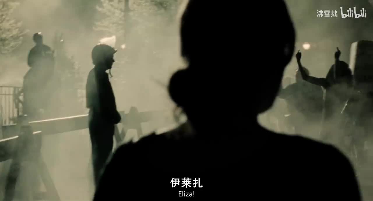 28-6【墨绿色圆领衫被剪成无袖】在混乱中寻找伊莱扎 找到 安慰伊莱扎 将伊莱扎扶起带离混乱