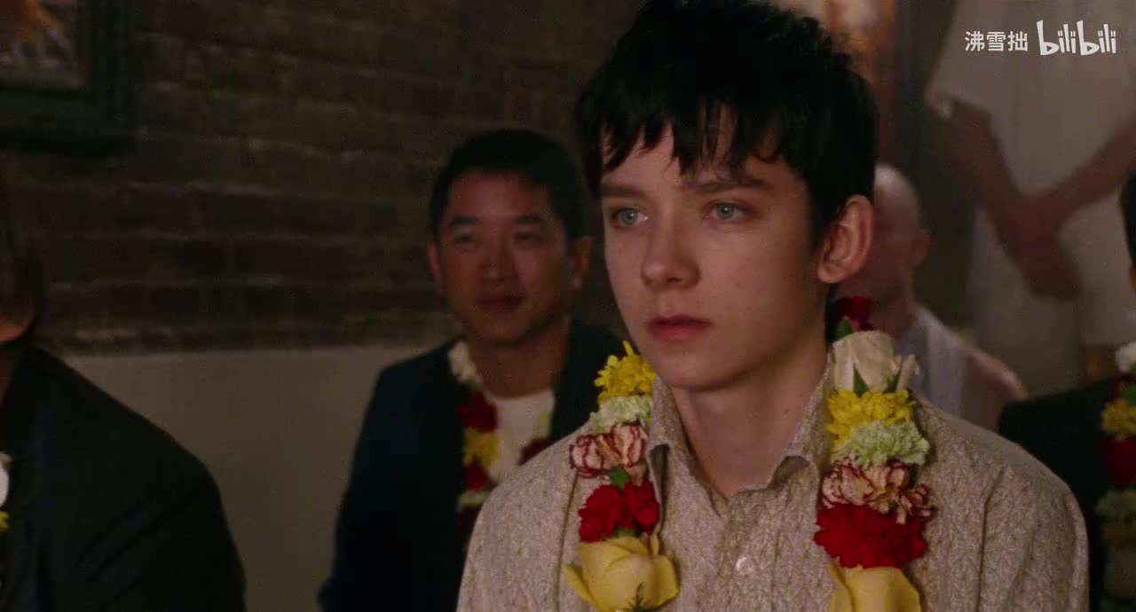 22-1【金纹衬衫带花圈项链】看伊莱扎和约翰尼的婚礼仪式