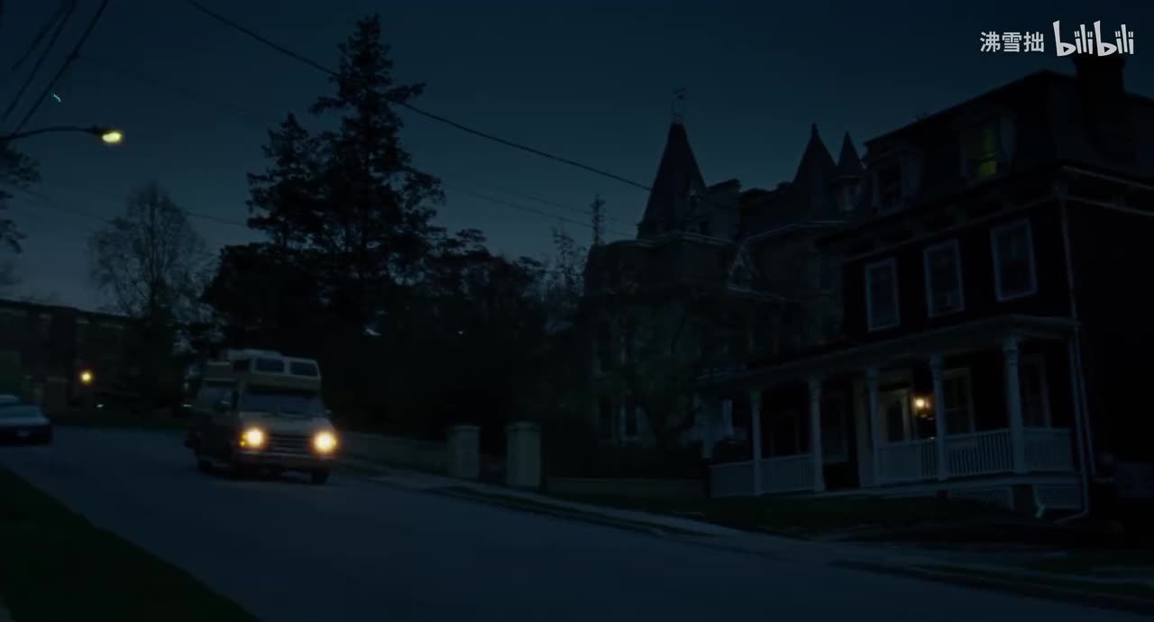 27-2【灰色T恤】在车上和伊莱扎讨论约翰尼 伊莱扎指责裘德不承认自己也意识到约翰尼变了 生气下车 裘德也下车（非常非常非常美丽的车上镜头）