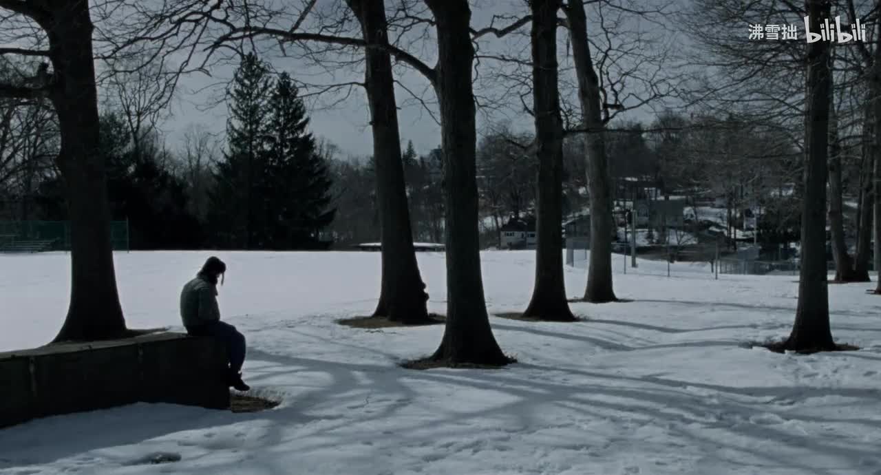 5-5【茶色羽绒服斜长刘海】雪地里一个人坐着