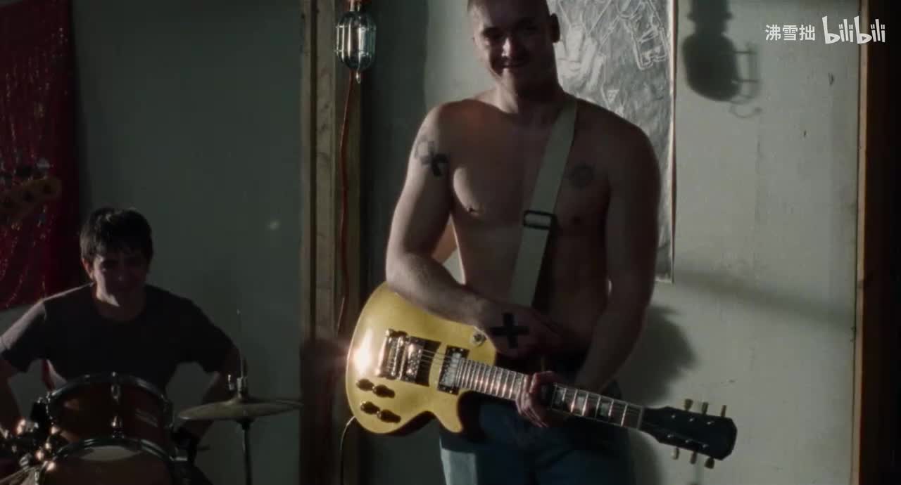 12-3【黑色卫衣外套灰色内搭斜长刘海】被约翰尼邀请 一起演奏 弹吉他