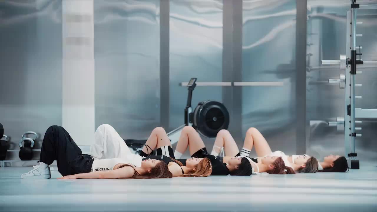 LE SSERAFIM - FEARLESS