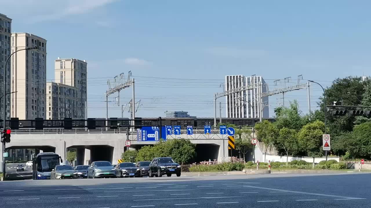 202507051610 德信·御临云峰门口十字路口