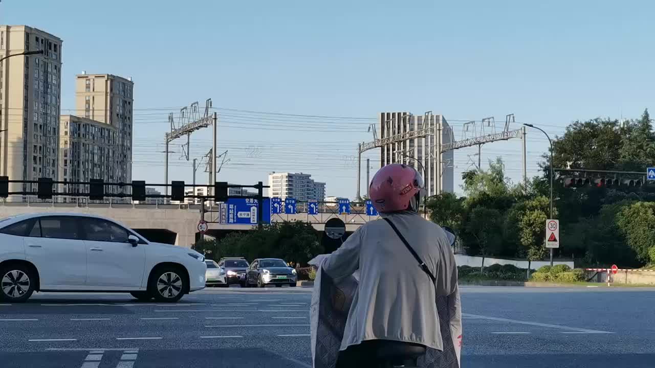 202507051810 德信·御临云峰门口十字路口