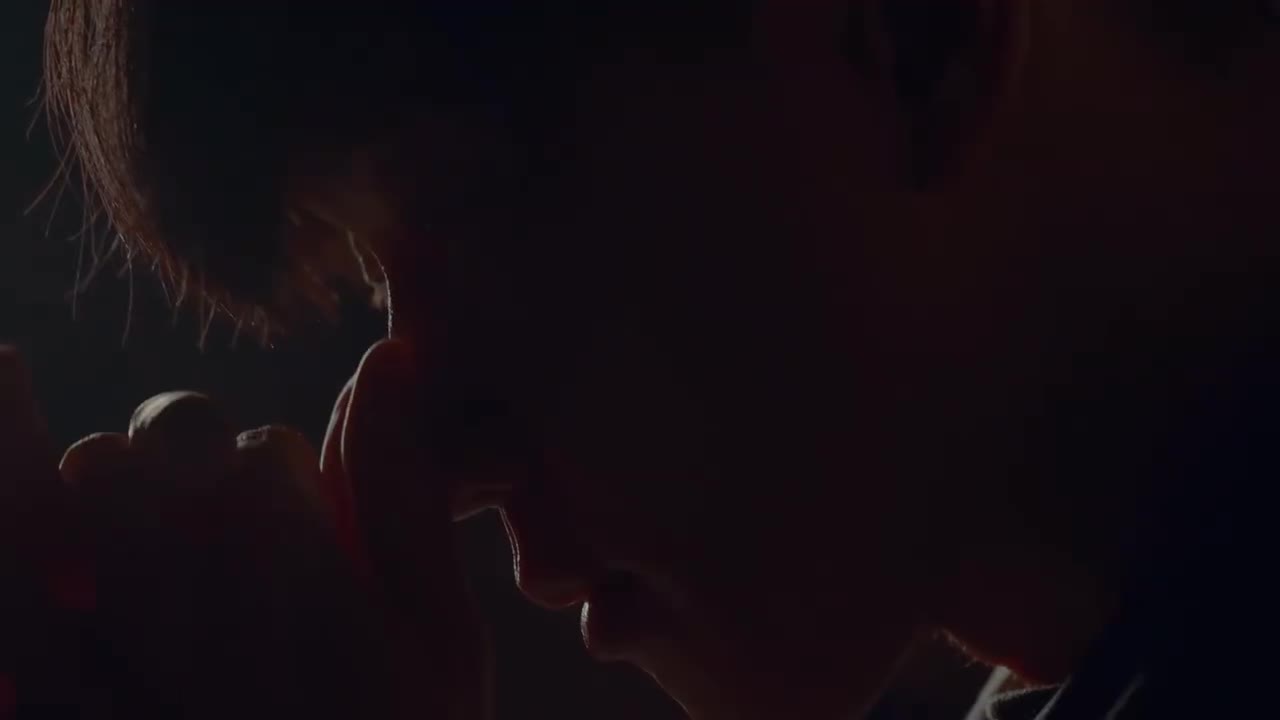 《在月蝕裡抱緊我 Hold Me Close》