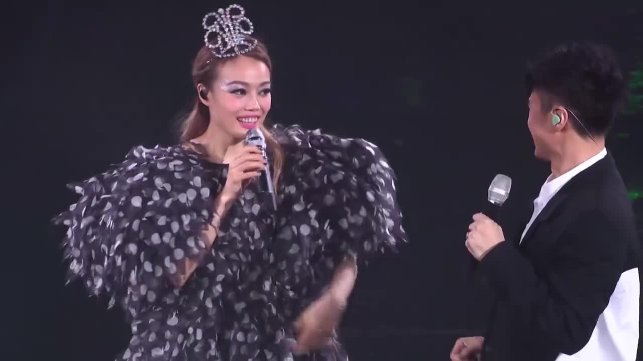 狂串乐基儿-我的骄傲 + 笑说想 + 怯 + Monica + 习惯失恋 + 爱与诚 + 16号爱人 + 欢乐今宵 + 抱抱 + 必杀技 + 谁来爱我 + 伤追