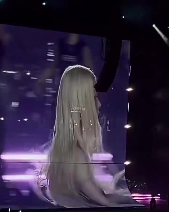 每个人把姐抱起来