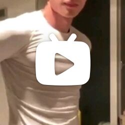 体育生小哥哥秀腹肌和包包