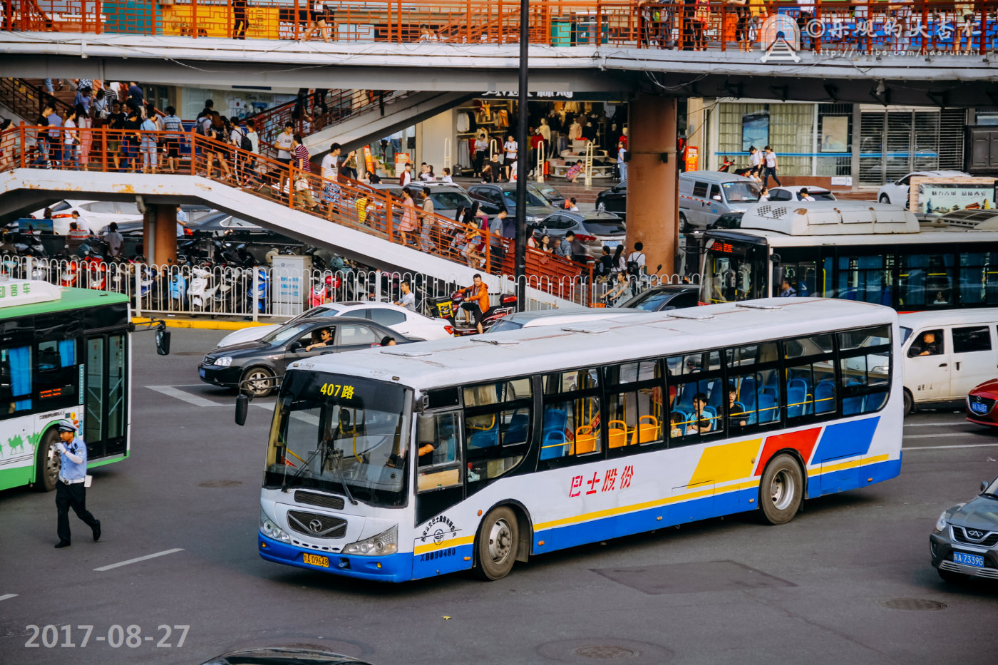 图二:原作者微博@武南-ing-红枣,武汉扬子江"世 界 名 车"(大嘘)wg61
