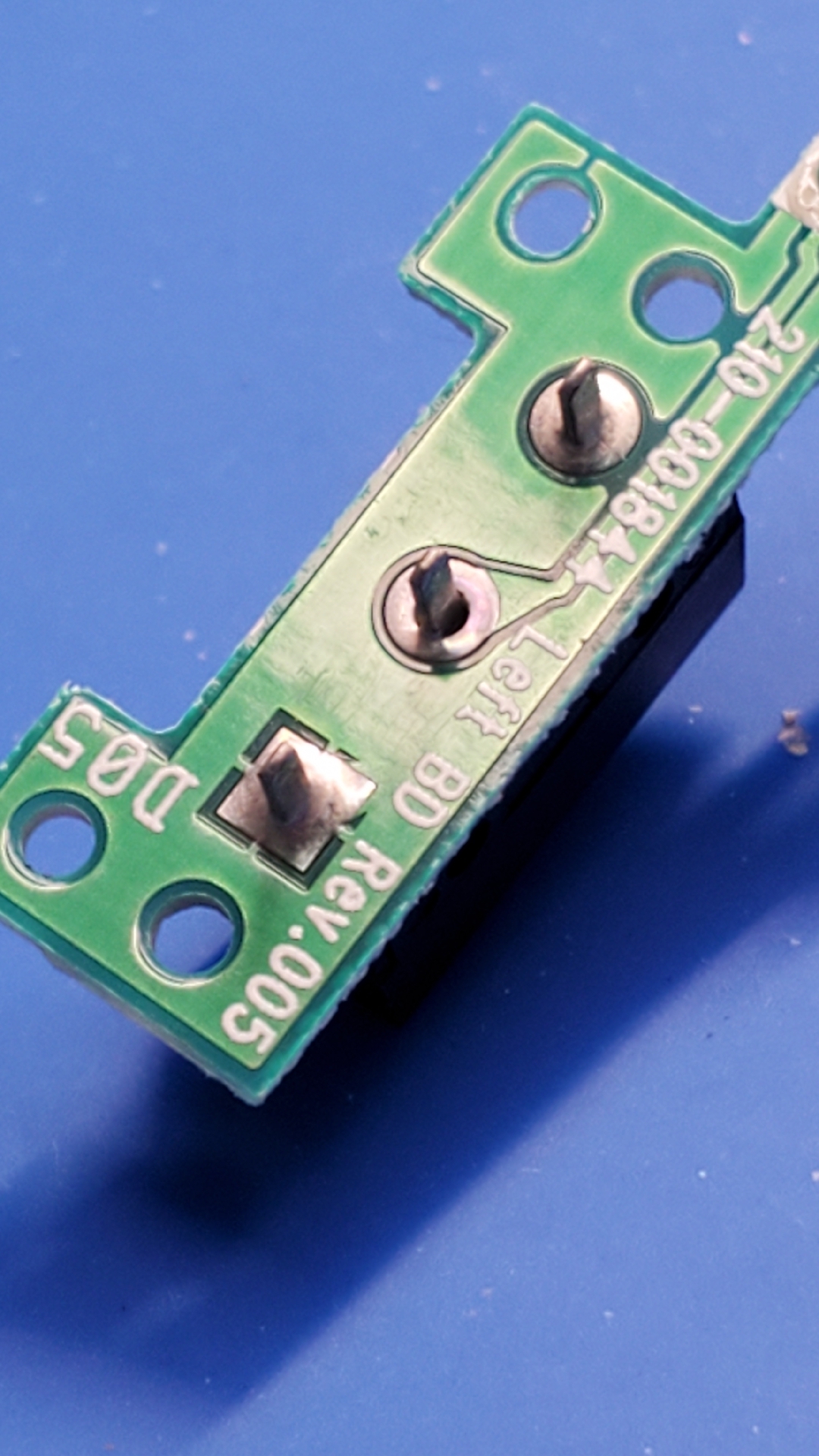 修鼠标这么多年,头一次看到原装虚焊的焊接点.[抠鼻]