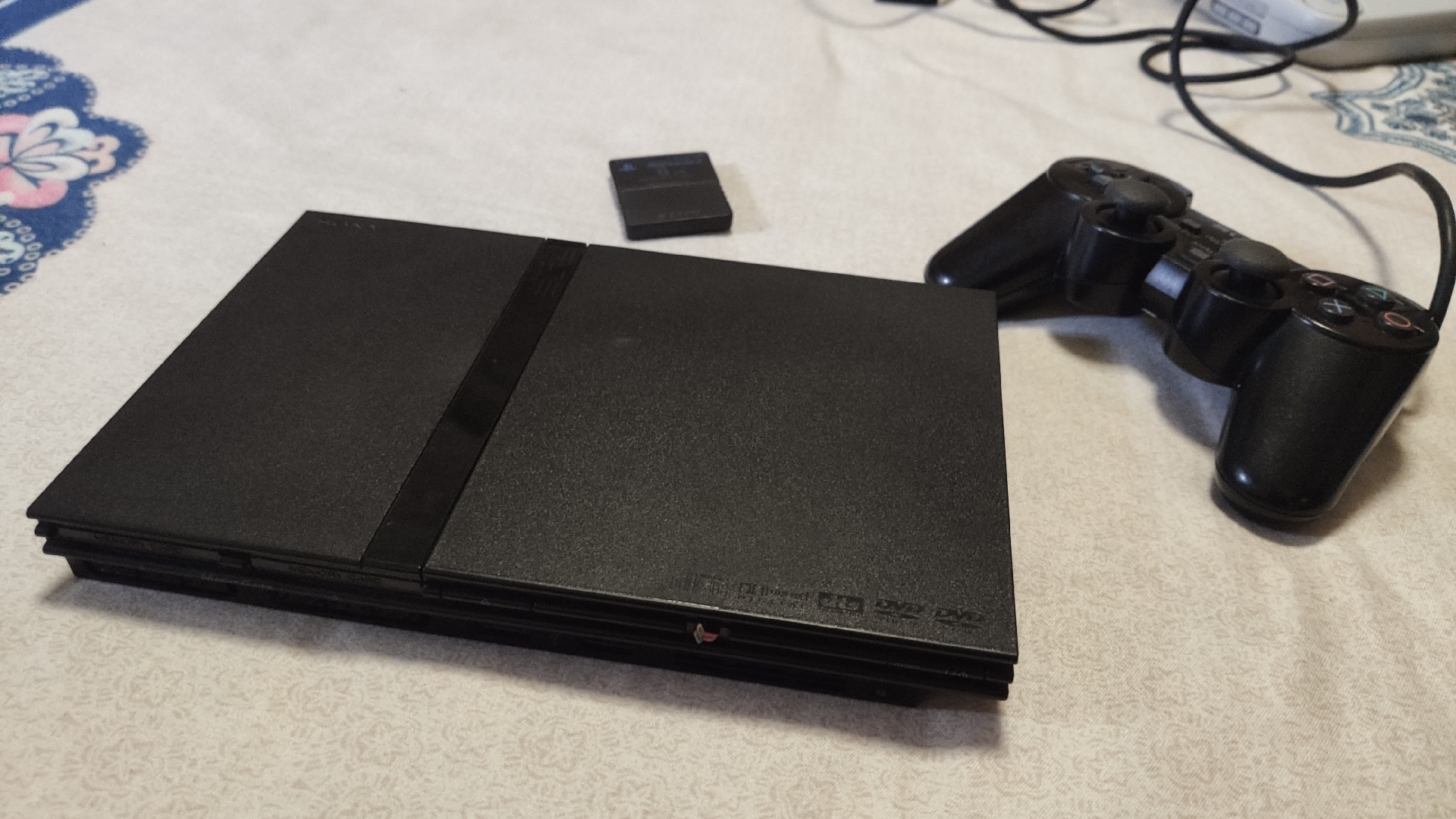 但是呢ps2 3w型厚机确实外观一般 今天又入了一台ps2 7w型薄机 在很多