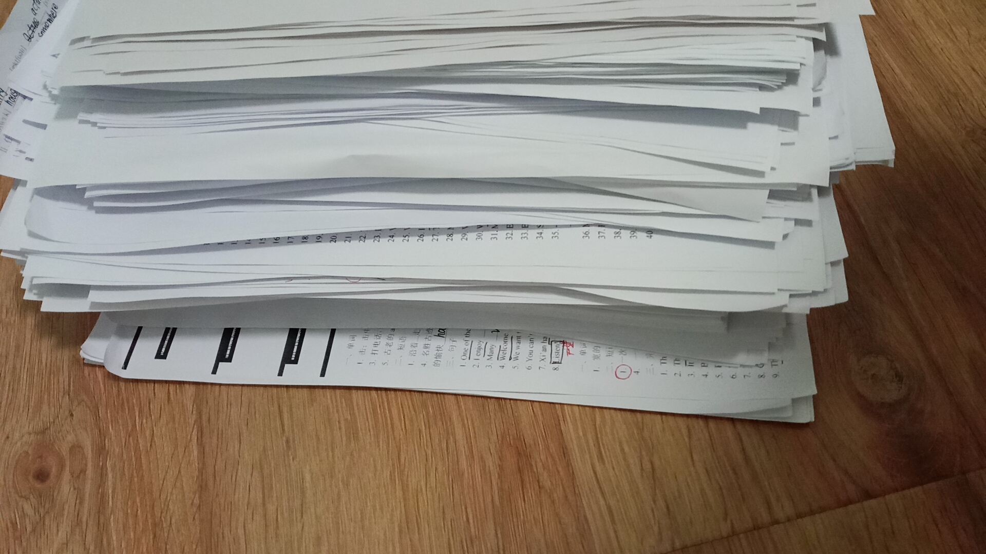 我要在这厚厚一沓资料里找出刚开学那一阵考试的卷子[囧],哎,慢慢找吧