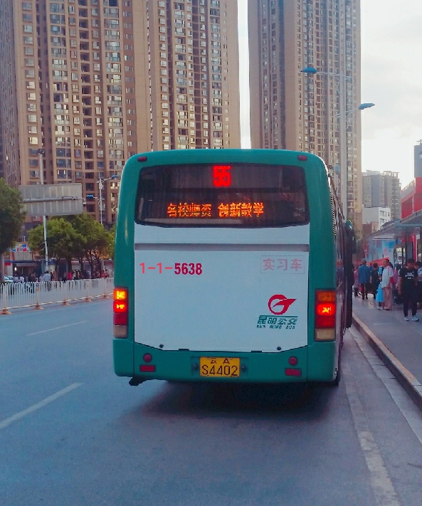 在去年和今年拍摄了1公司4辆实习申沃的尾部,106的5641已经好久没有