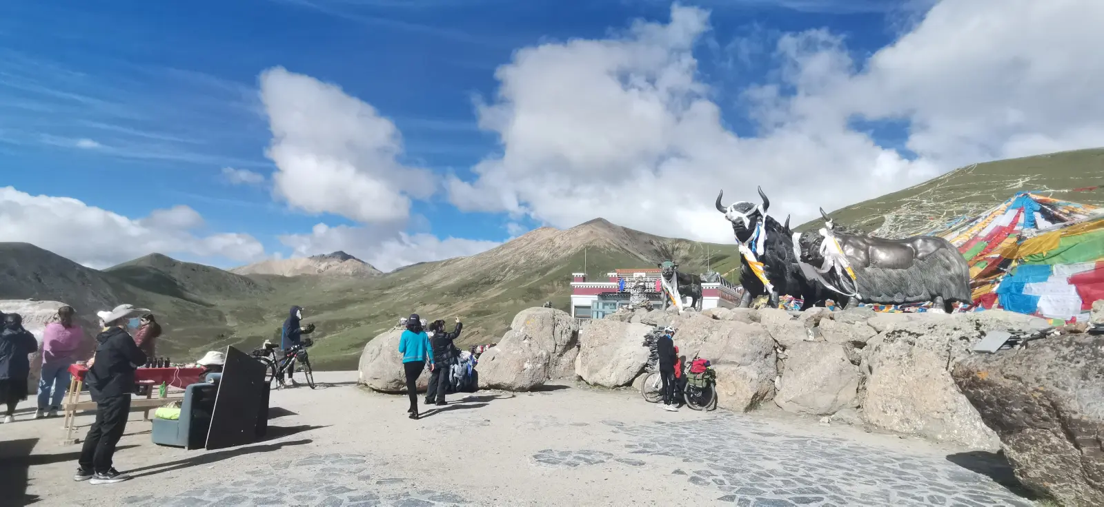 4分钟后,到达米拉山垭口,14座山的最后一座。翻山之旅,终于结束了