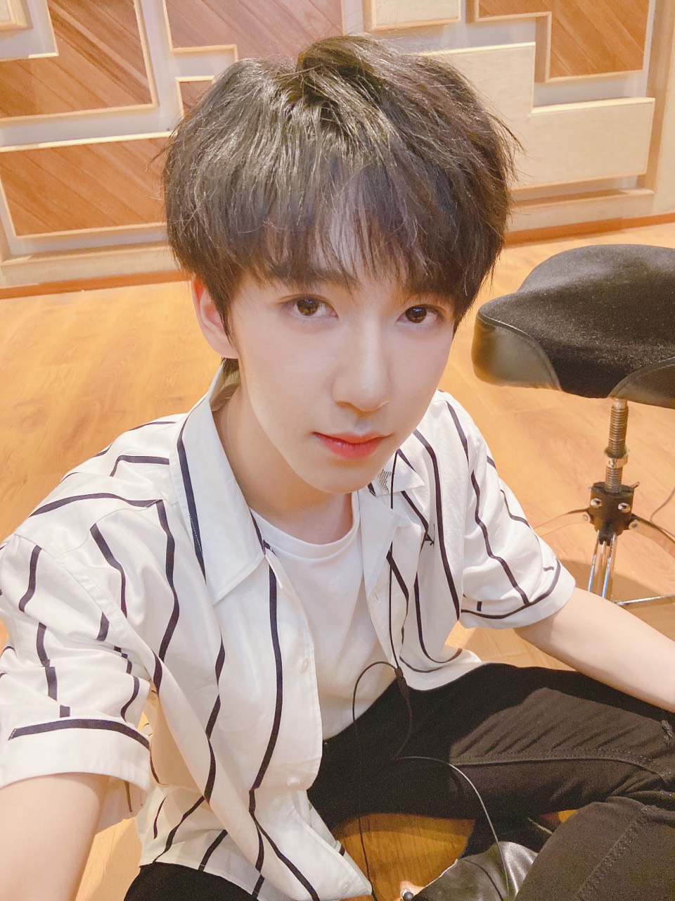 贺峻霖 8月14日 爱豆周五见 yy直播自拍两张