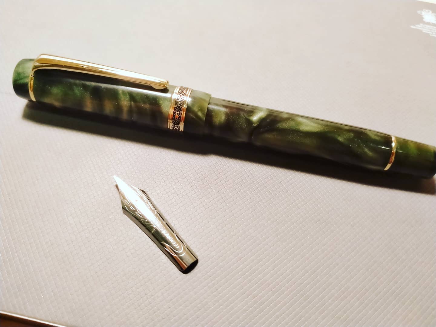 朋友安利~~我买了只绿色的和枫叶刀~~~嘻嘻送给男票(橄榄绿是和平的