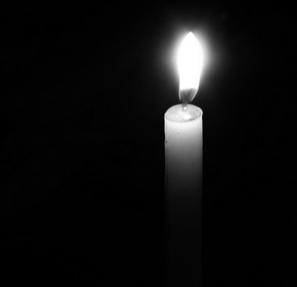 黑白色蜡烛默哀图片图片