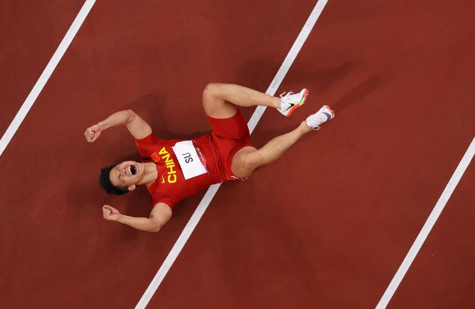 同样是红色战衣 法拉利换胎比他还慢#苏炳添# #f1