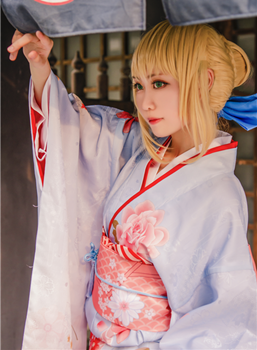 小伊 CosPlay FATE saber手办和服