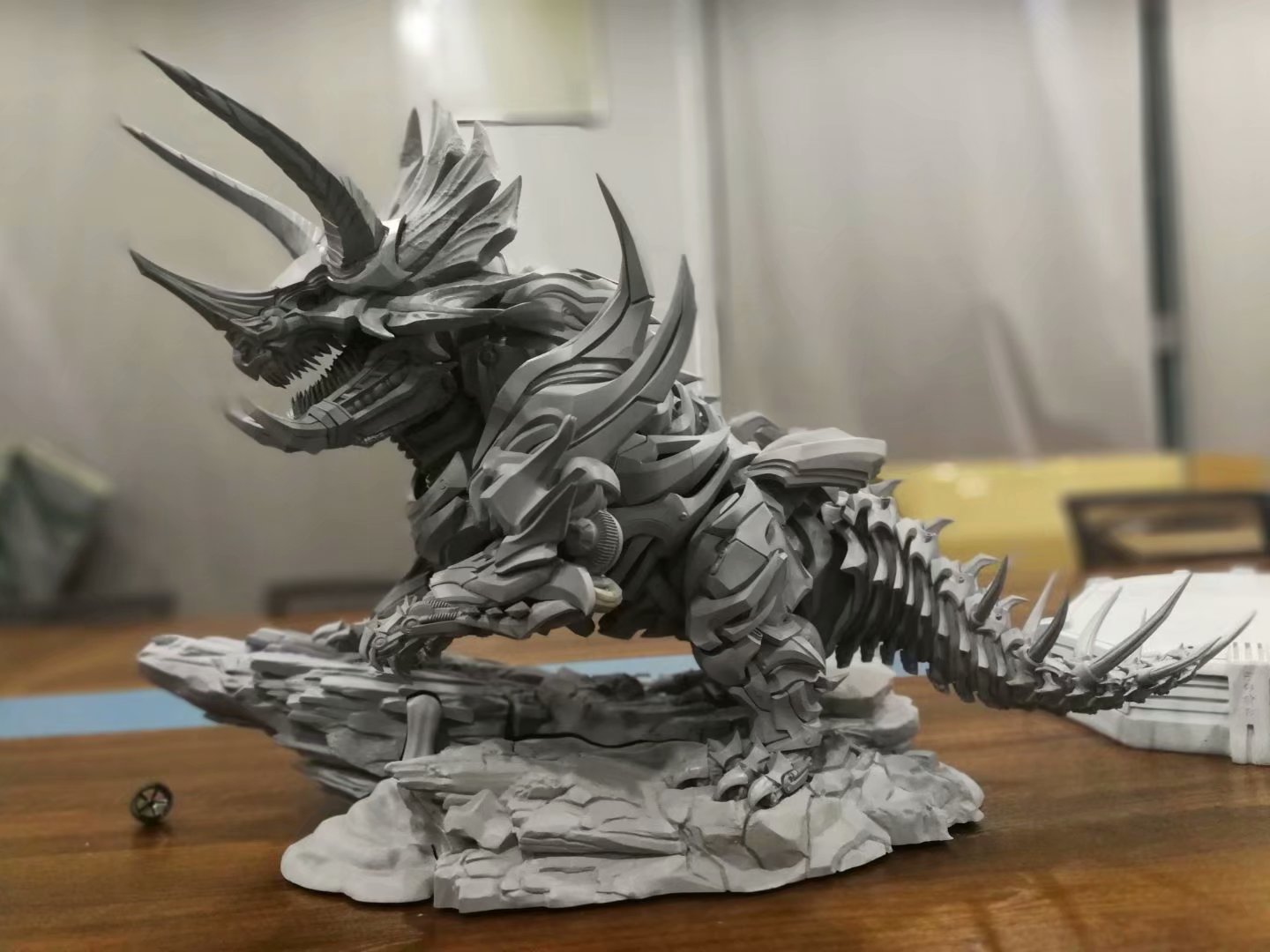 铁渣—机械三角龙雕像