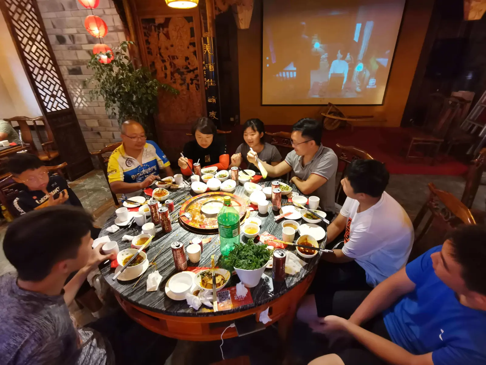 丁同学(左一)小兄弟(左二)唐队(左三)小兄弟的母亲(左四)孙哥(右一)大王(右二)徐姐(右四)