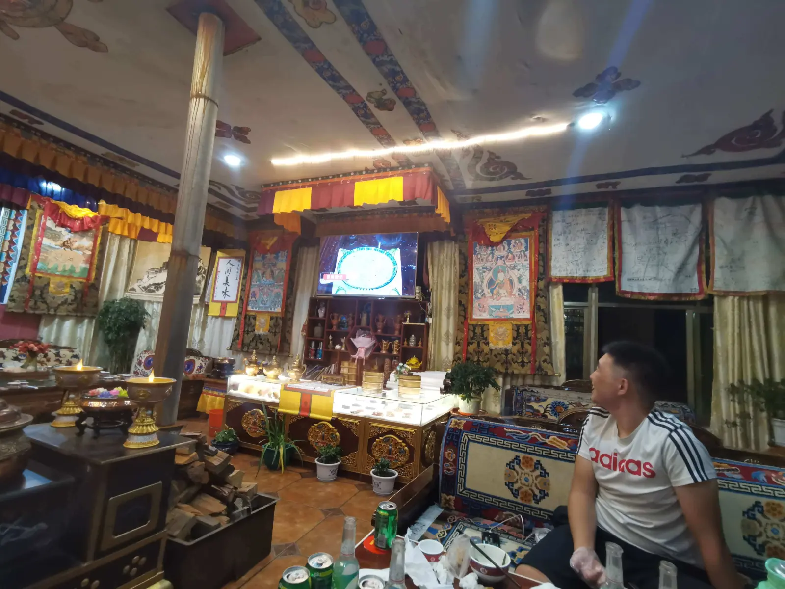 到达波密,这里有一家非常有名的店,然后我们一起去品尝了一下,味道确实不错,结账的时候人均 164.29 元,是真挺贵的。队友们说第二天还要来吃,我是吃不起赶紧润了
