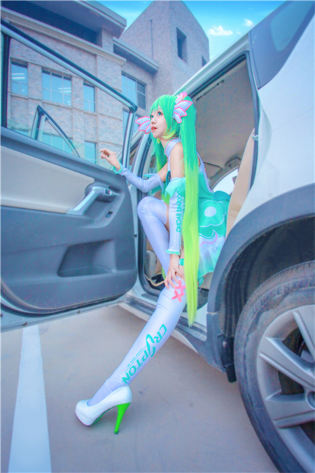 桃乐丝Vsinger赛车初音Cosplay3