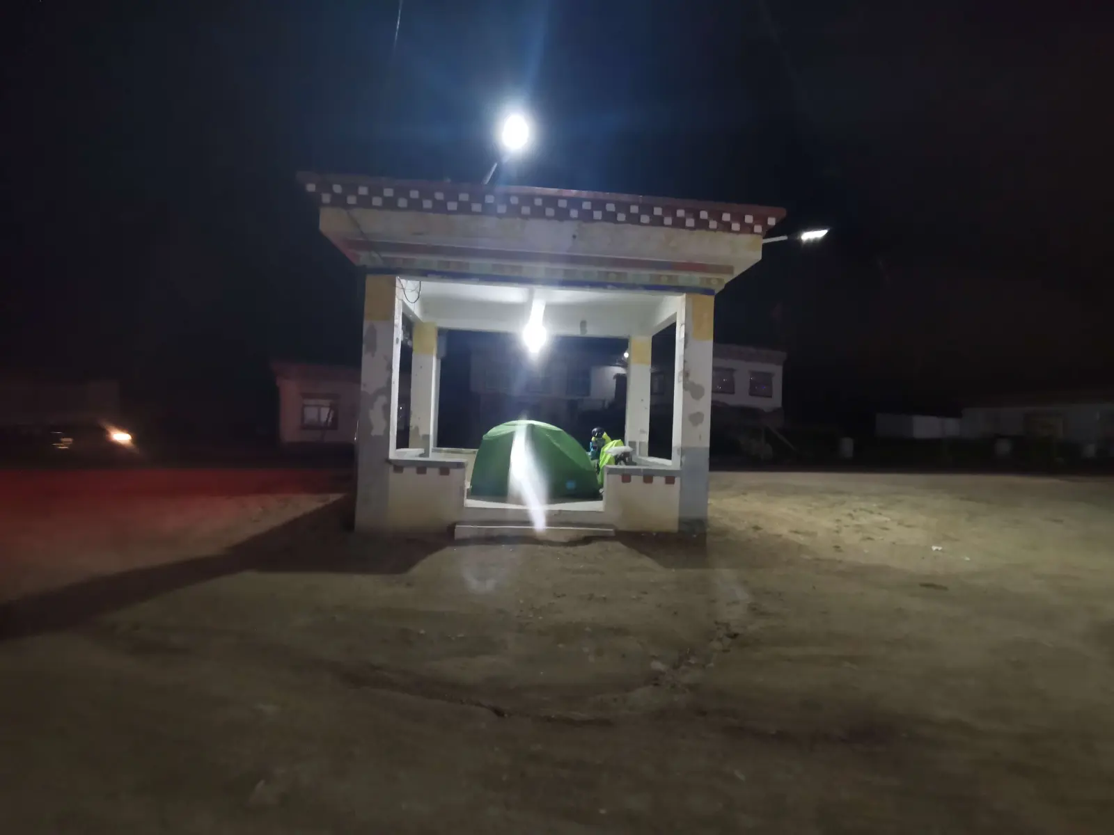上午的那位老哥选择搭帐篷,住在外面的亭子里,祝好