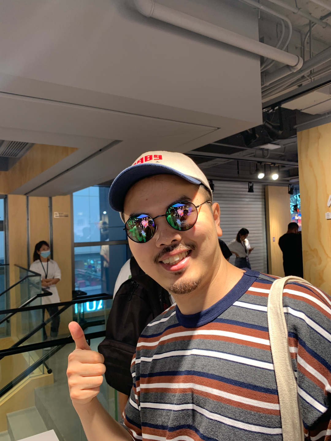 视频明天更(应该),这之前不妨再回味一下本期vlog中我们可爱的大伯子