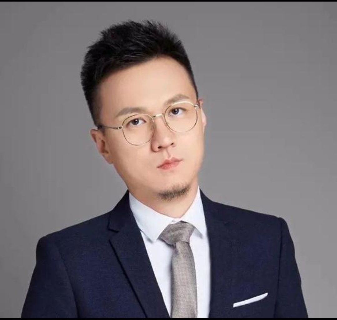 蔡皇已经回到了自己的王座上.