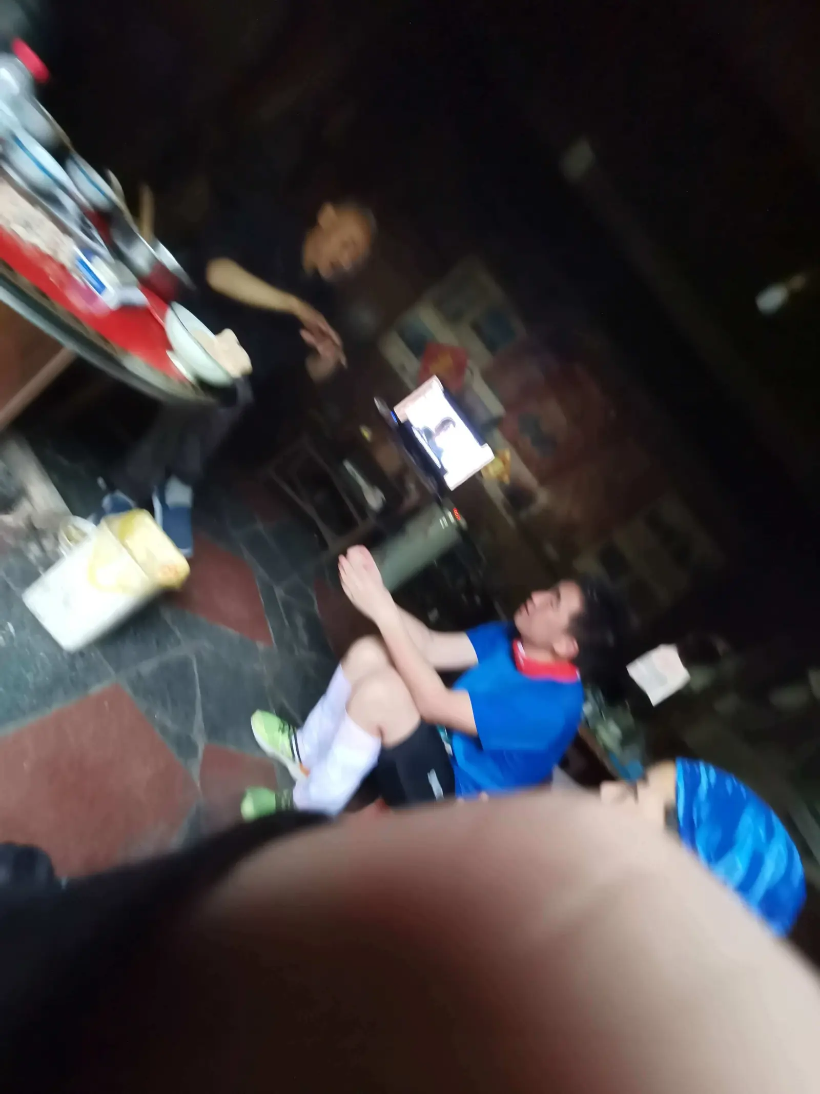 下午又下大雨了,就先找了处人家躲雨,老人家非常热情,还请我们吃东西