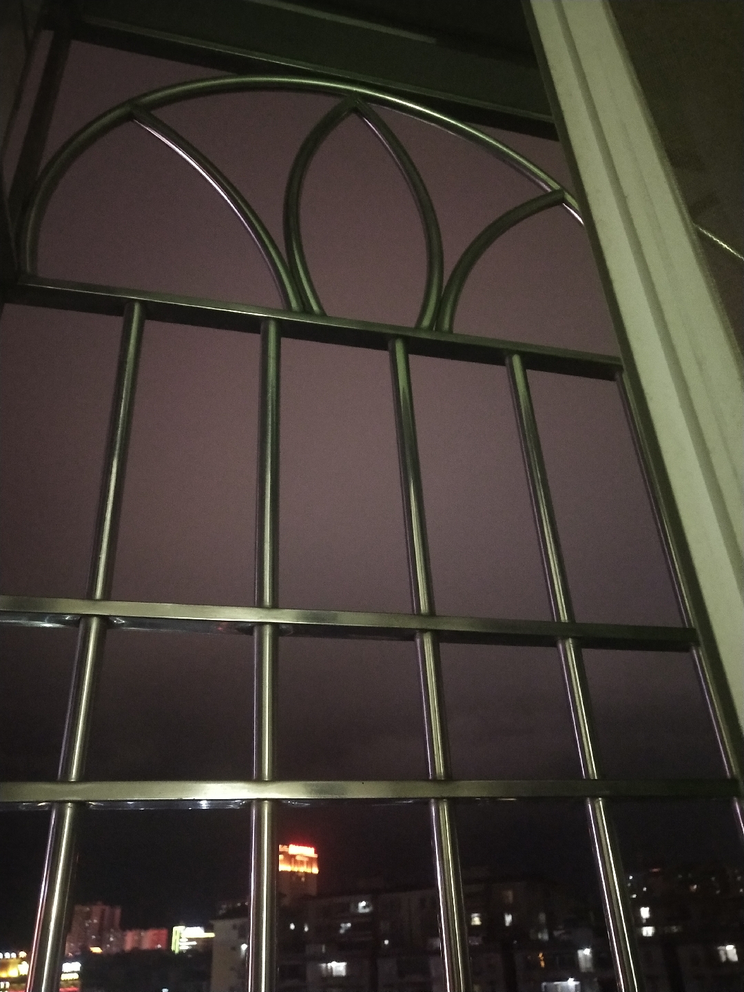 2021年2月26日晚上十点四十分广东信宜的天空竟然"红得微亮"