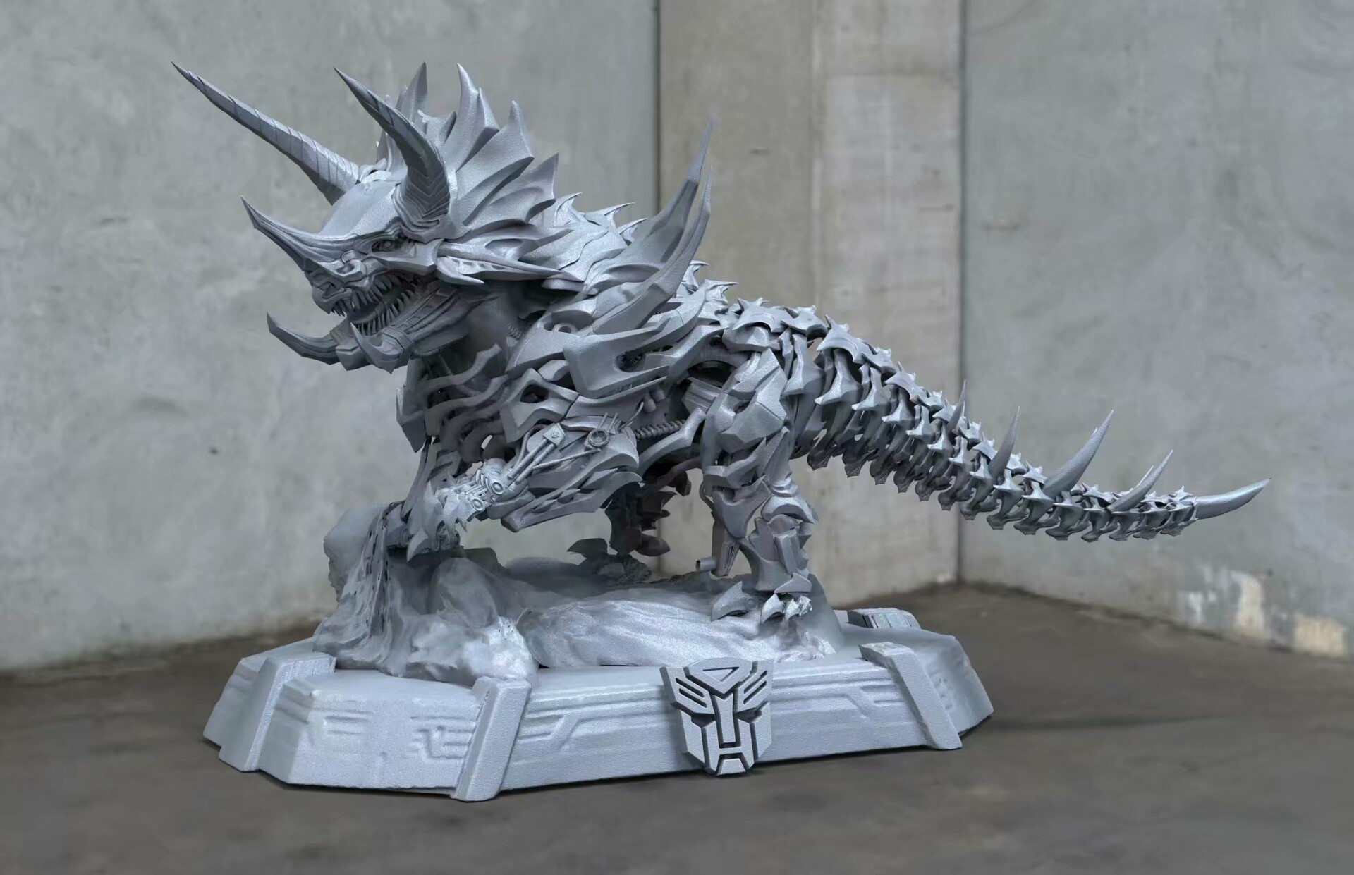 铁渣—机械三角龙雕像