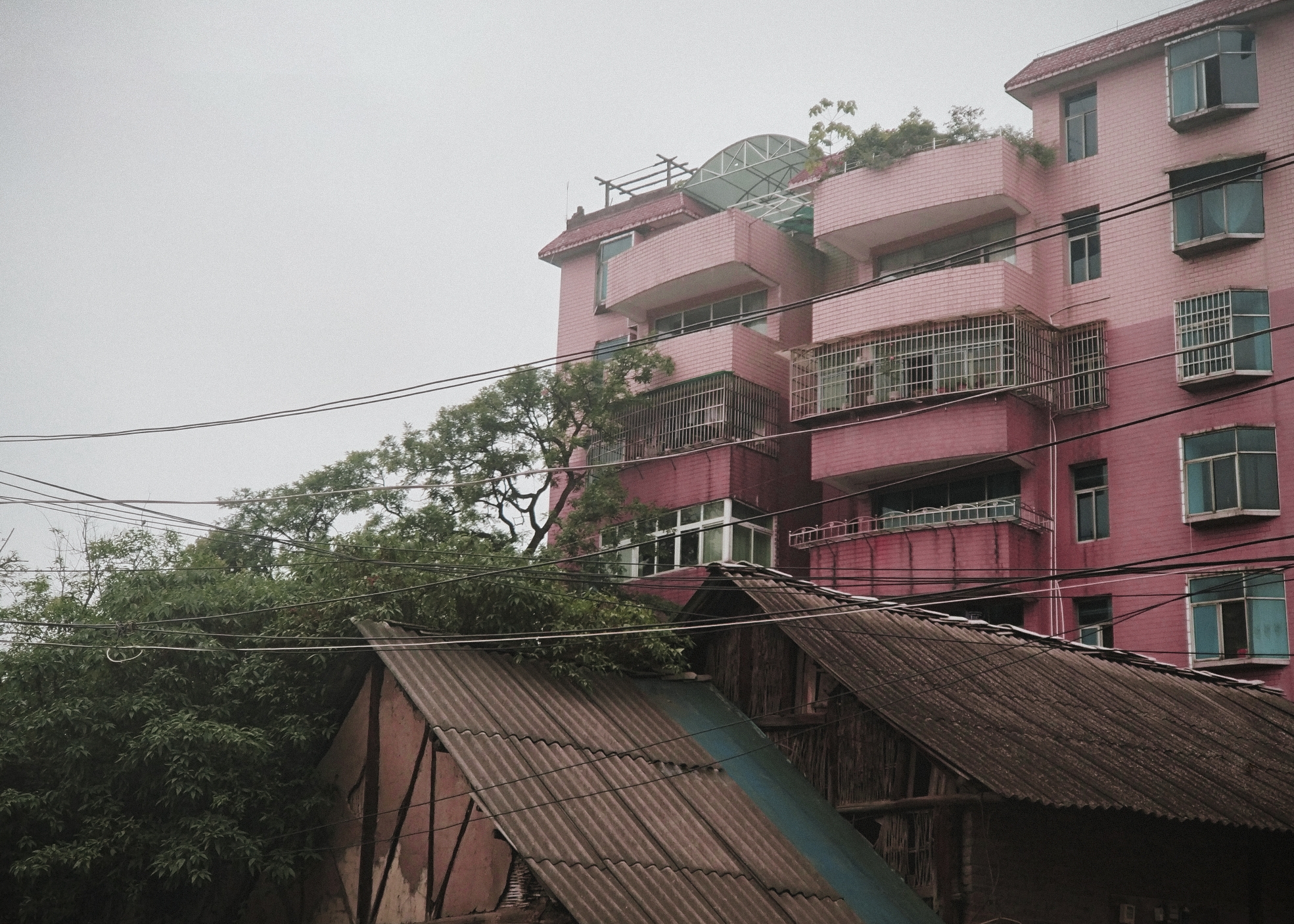 【一代代的旧居民房】后面越来越多新楼建起来了,每次路过都感觉前面